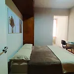 Quarto Na Praia De Copacabana, Excelente Localizacao!